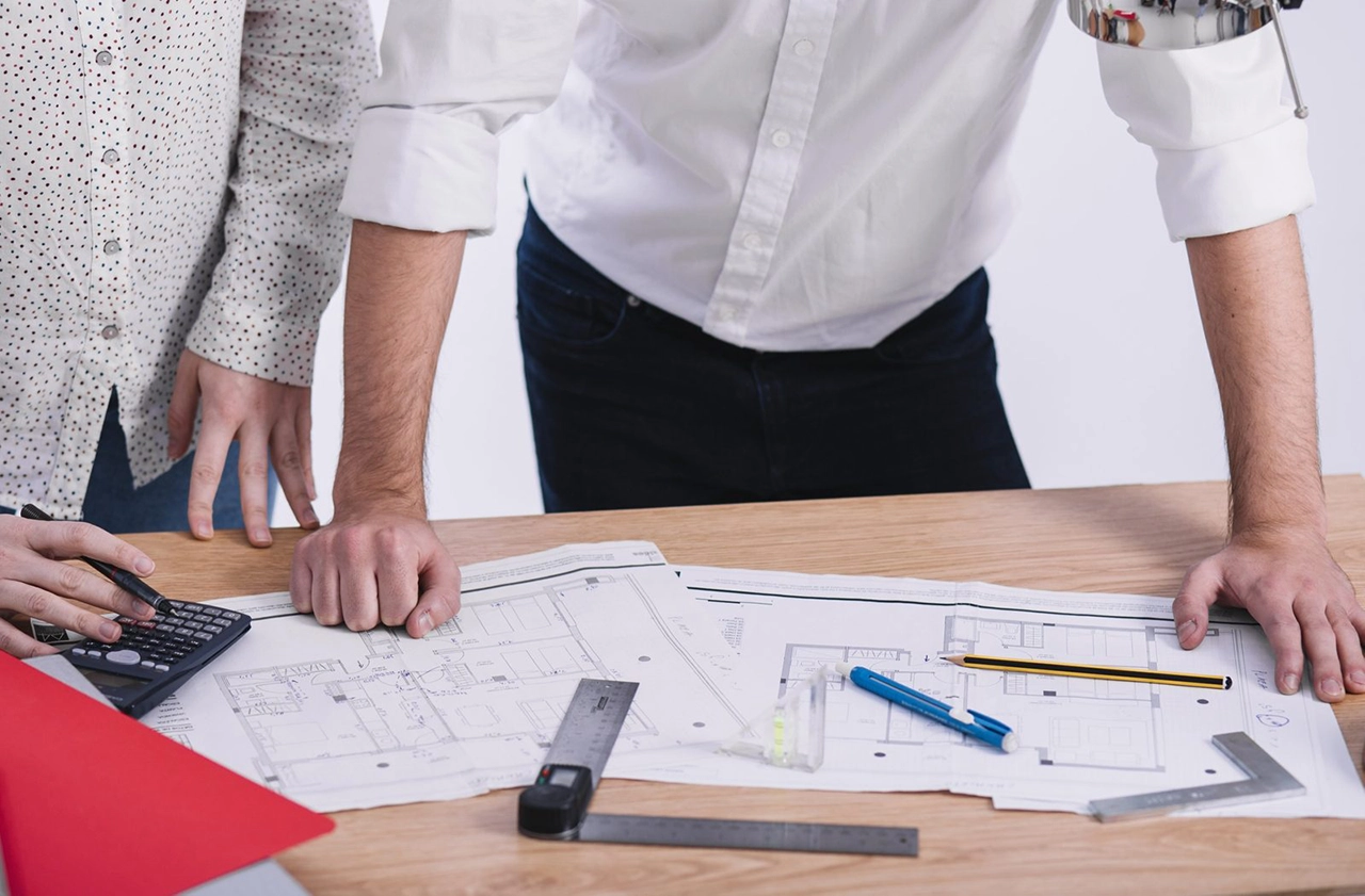 Échange autour des plans d'un projet architectural